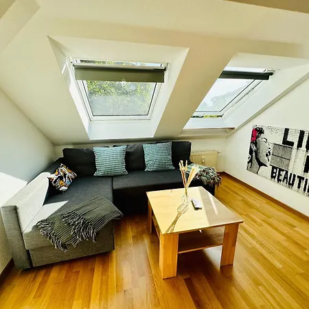 Trendige Dachgeschosswohnung In Connewitz - 3 Schlafbereiche - Platz Fuer Bis Zu 5 Personen - Tolle Lage Und Oeffentliche Verkehrsmittel Apartament *