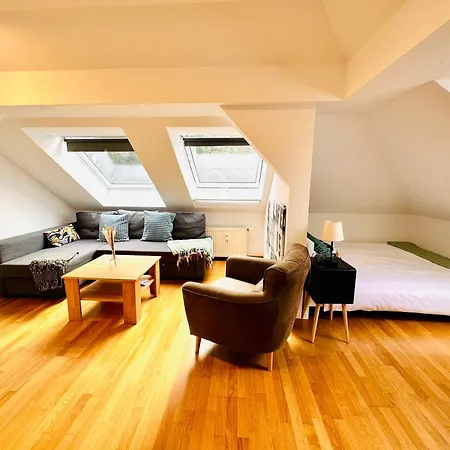 Trendige Dachgeschosswohnung In Connewitz - 3 Private Schlafbereiche - Platz Fuer Bis Zu 5 Personen - Tolle Lage Und Oeffentliche Verkehrsmittel Apartment *