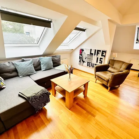 Apartment Trendige Dachgeschosswohnung In Connewitz - 3 Private Schlafbereiche - Platz Fuer Bis Zu 5 Personen - Tolle Lage Und Oeffentliche Verkehrsmittel *