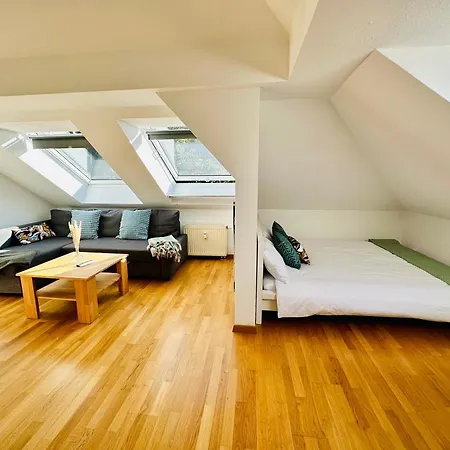 Trendige Dachgeschosswohnung In Connewitz - 3 Private Schlafbereiche - Platz Fuer Bis Zu 5 Personen - Tolle Lage Und Oeffentliche Verkehrsmittel