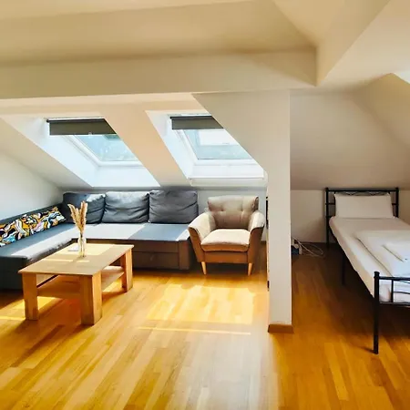 Trendige Dachgeschosswohnung In Connewitz - 3 Schlafbereiche - Platz Fuer Bis Zu 5 Personen - Tolle Lage Und Oeffentliche Verkehrsmittel Appartement *